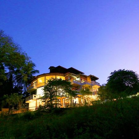 Hotel Mahaweli Spring Sirimalwatta Buitenkant foto