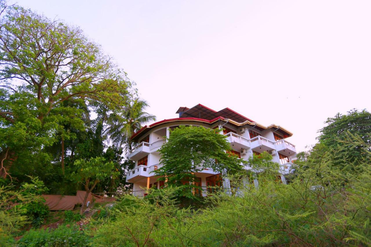 Hotel Mahaweli Spring Sirimalwatta Buitenkant foto