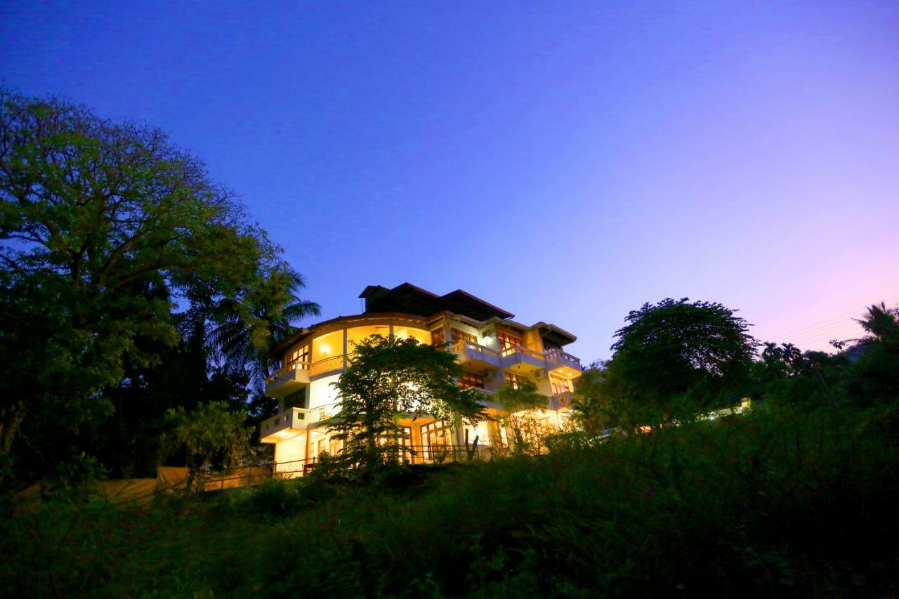 Hotel Mahaweli Spring Sirimalwatta Buitenkant foto