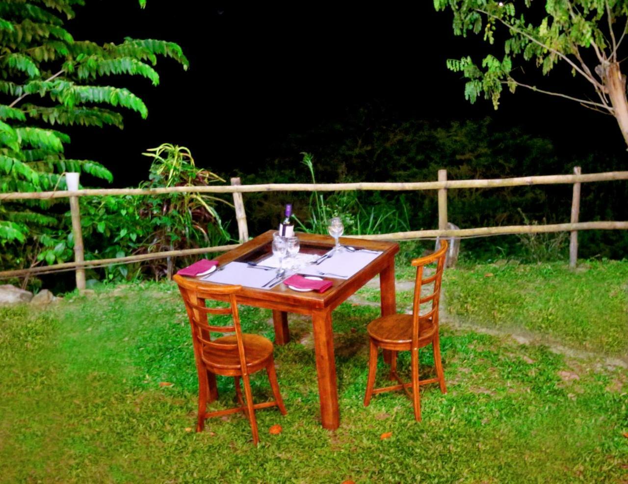 Hotel Mahaweli Spring Sirimalwatta Buitenkant foto